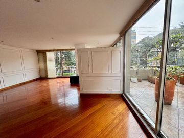 Apartamento en venta de 3 habitaciones con terraza en Bogotá, Santa Paula.