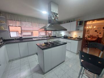 Apartamento en venta de 3 habitaciones con balcón en Bogotá, Santa Bárbara Occidental.