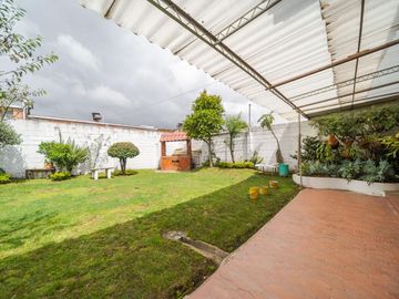 Casa en venta de 4 habitaciones con jardín en Bogotá, Pontevedra.