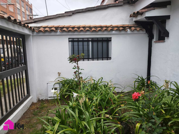 Casa en venta de 3 habitaciones con jardín en Bogotá, Batán.