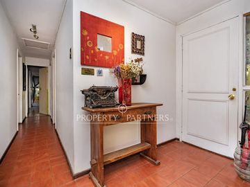 Venta de Casa de un piso en condominio con seguridad 24/7 y amplio terreno, Peñalolén