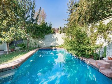 Venta de Casa de un piso en condominio con seguridad 24/7 y amplio terreno, Peñalolén