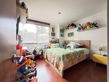 Apartamento en venta de 3 habitaciones con terraza en Bogotá, Gratamira.