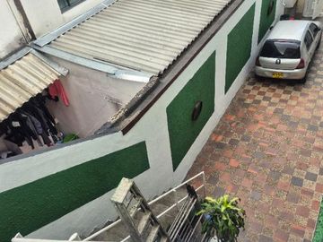 Casa en venta de 6 habitaciones con patio en Bogotá, Boyacá Real.