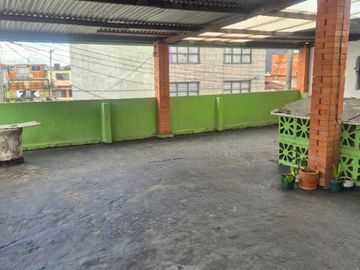 Casa en venta de 6 habitaciones con patio en Bogotá, Boyacá Real.