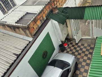 Casa en venta de 6 habitaciones con patio en Bogotá, Boyacá Real.