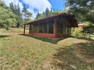 Se vende lote con casita en Altos de Cerro Azul