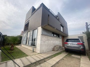 Amplia Casa Familiar de 3 Pisos – Amoblada
