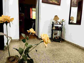 CASA EN VENTA 3 DORMITORIOS CON LOCAL COMERCIAL