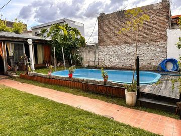 VENTA CASA 4 AMB. C/ PILETA, QUINCHO Y COCHERA