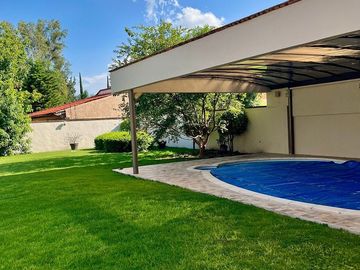 CASA EN RENTA JURICA CON ALBERCA EN PRIVADA