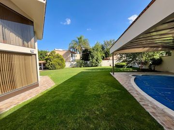 CASA EN RENTA JURICA CON ALBERCA EN PRIVADA