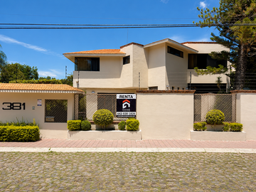 CASA EN RENTA JURICA CON ALBERCA EN PRIVADA