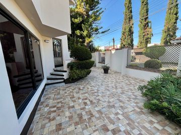 CASA EN RENTA JURICA CON ALBERCA EN PRIVADA