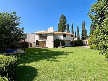 CASA EN RENTA JURICA CON ALBERCA EN PRIVADA