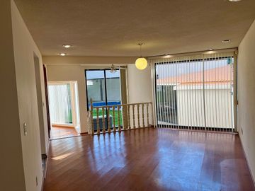 CASA EN RENTA JURICA CON ALBERCA EN PRIVADA