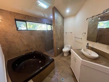 CASA EN RENTA JURICA CON ALBERCA EN PRIVADA