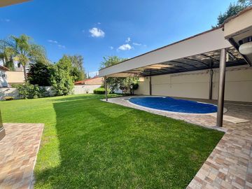 CASA EN RENTA JURICA CON ALBERCA EN PRIVADA