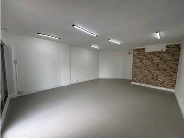 SE ALQUILA LOCAL COMERCIAL DE 41M2 EN CONDOMINIO PLAZA CINCUENTENARIO
