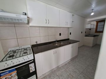 Interno remodelado de 2 dorm. con patio verde