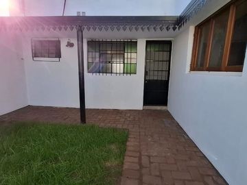 Interno remodelado de 2 dorm. con patio verde