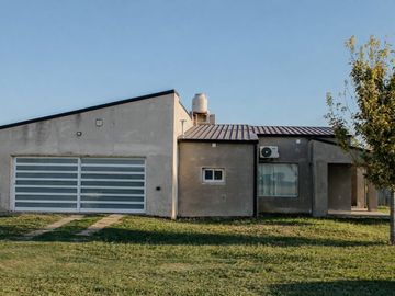 Venta casa moderna de 2 dorm en San Jerónimo Norte