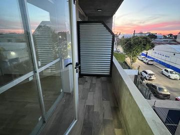 Departamento 2 ambientes con balcón al frente y cochera en alquiler - Ezpeleta Este