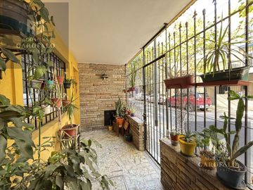 Venta Casa Lote Propio con patio y parrilla en Parque Chacabuco