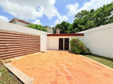 Casa en venta con amplio terreno y piscina en la Col. Juan B. Sosa, Mérida.