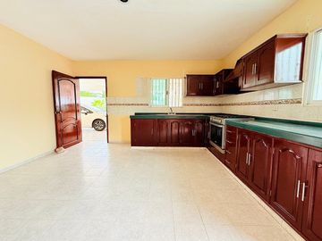 Casa en venta con amplio terreno y piscina en la Col. Juan B. Sosa, Mérida.