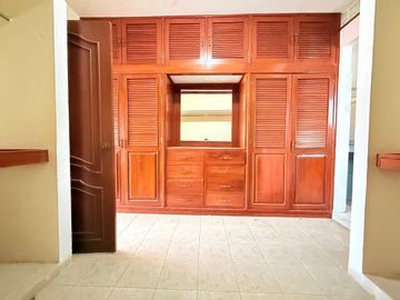 Casa en venta con amplio terreno y piscina en la Col. Juan B. Sosa, Mérida.