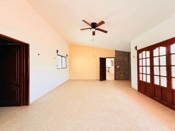Casa en venta con amplio terreno y piscina en la Col. Juan B. Sosa, Mérida.