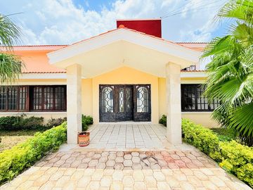 Casa en venta con amplio terreno y piscina en la Col. Juan B. Sosa, Mérida.