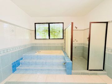 Casa en venta con amplio terreno y piscina en la Col. Juan B. Sosa, Mérida.