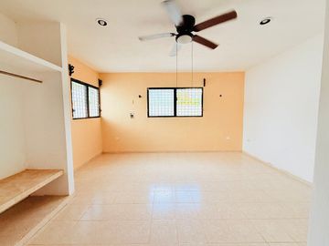 Casa en venta con amplio terreno y piscina en la Col. Juan B. Sosa, Mérida.