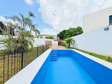 Casa en venta con amplio terreno y piscina en la Col. Juan B. Sosa, Mérida.