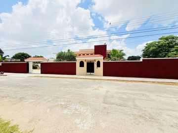 Casa en venta con amplio terreno y piscina en la Col. Juan B. Sosa, Mérida.