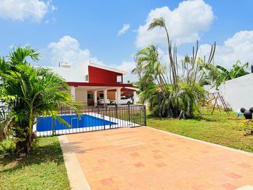 Casa en venta con amplio terreno y piscina en la Col. Juan B. Sosa, Mérida.