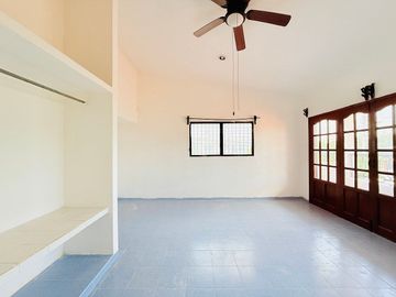 Casa en venta con amplio terreno y piscina en la Col. Juan B. Sosa, Mérida.