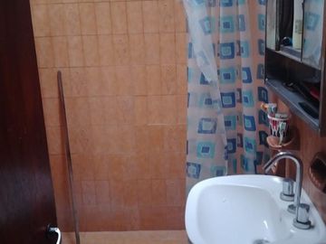 EN VENTA CASA 2 DORM. Y COCHERA B° S. MARTIN. V.M.