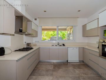 VENTA CASA 4 ambientes Pileta, cochera semicubierta y galería con parrilla  EN LA RESERVA CARDALES
