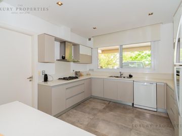 VENTA CASA 4 ambientes Pileta, cochera semicubierta y galería con parrilla  EN LA RESERVA CARDALES