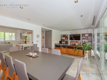 VENTA CASA 4 ambientes Pileta, cochera semicubierta y galería con parrilla  EN LA RESERVA CARDALES