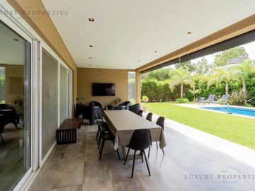VENTA CASA 4 ambientes Pileta, cochera semicubierta y galería con parrilla  EN LA RESERVA CARDALES
