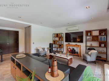 VENTA CASA 4 ambientes Pileta, cochera semicubierta y galería con parrilla  EN LA RESERVA CARDALES