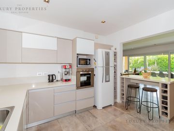 VENTA CASA 4 ambientes Pileta, cochera semicubierta y galería con parrilla  EN LA RESERVA CARDALES