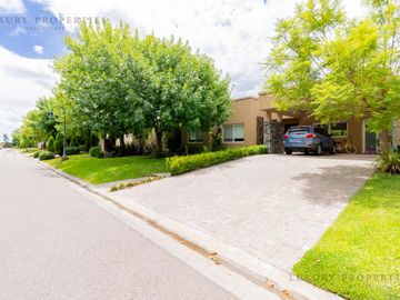 VENTA CASA 4 ambientes Pileta, cochera semicubierta y galería con parrilla  EN LA RESERVA CARDALES