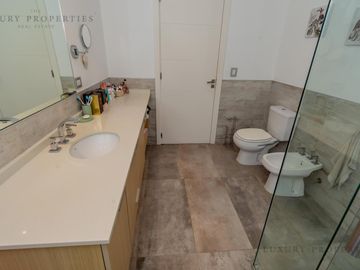 VENTA CASA 4 ambientes Pileta, cochera semicubierta y galería con parrilla  EN LA RESERVA CARDALES