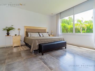 VENTA CASA 4 ambientes Pileta, cochera semicubierta y galería con parrilla  EN LA RESERVA CARDALES