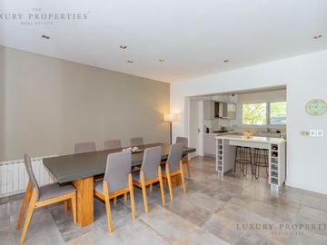 VENTA CASA 4 ambientes Pileta, cochera semicubierta y galería con parrilla  EN LA RESERVA CARDALES